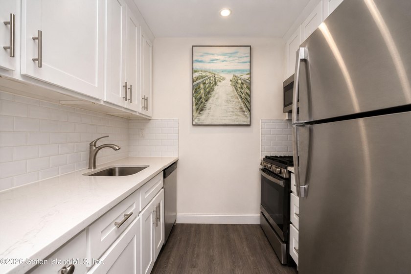 Beautifully renovated 2-bedroom condo in a phenomenal location! - photo 14