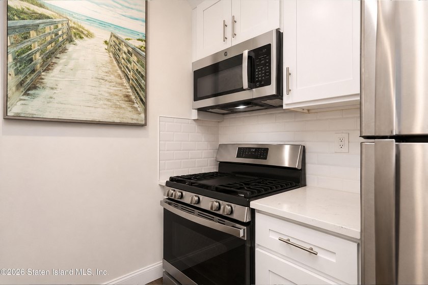 Beautifully renovated 2-bedroom condo in a phenomenal location! - photo 15