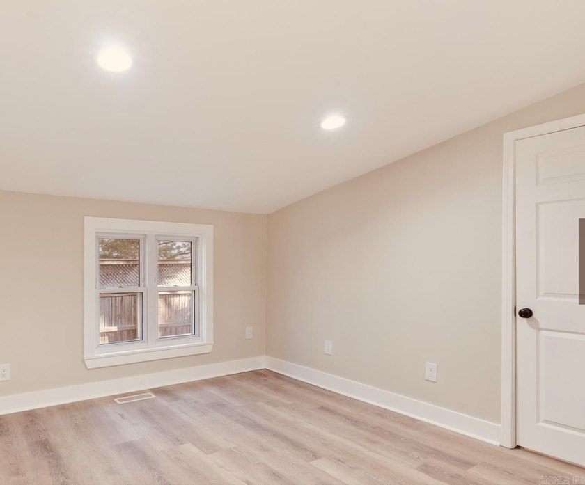 Completely renovated 3 Bedroom,2 bathroom 1512 sq ft.New HVAC - photo 16