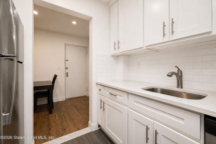 Beautifully renovated 2-bedroom condo in a phenomenal location! - photo 16