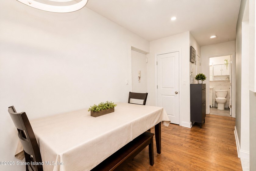 Beautifully renovated 2-bedroom condo in a phenomenal location! - photo 17