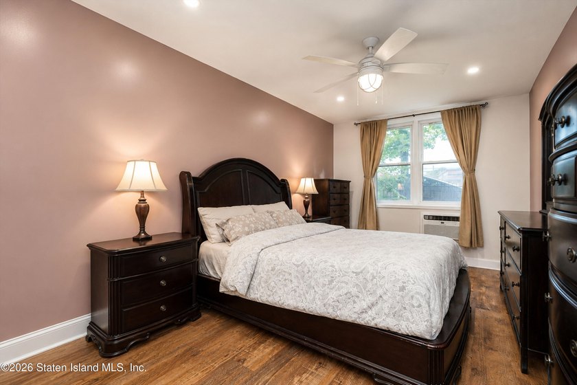 Beautifully renovated 2-bedroom condo in a phenomenal location! - photo 20