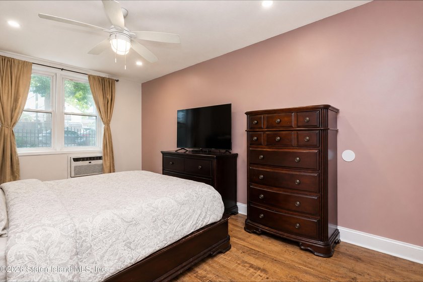 Beautifully renovated 2-bedroom condo in a phenomenal location! - photo 21