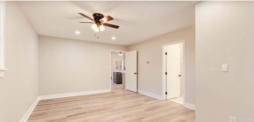 Completely renovated 3 Bedroom,2 bathroom 1512 sq ft.New HVAC - photo 23