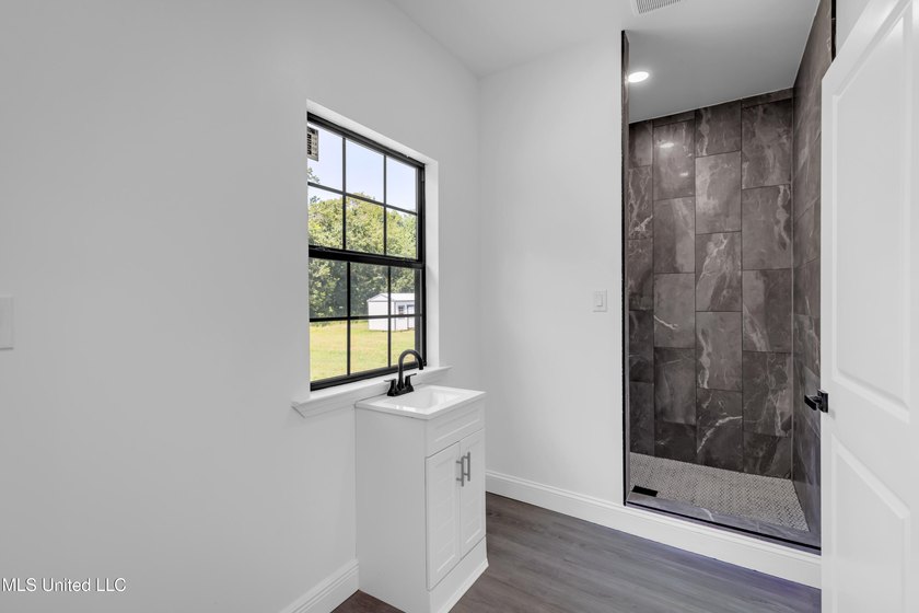 New Construction in Pascagoula!! Experience coastal living just - photo 14