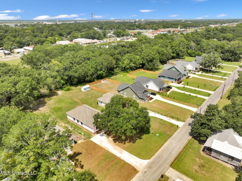 New Construction in Pascagoula!! Experience coastal living just - photo 24