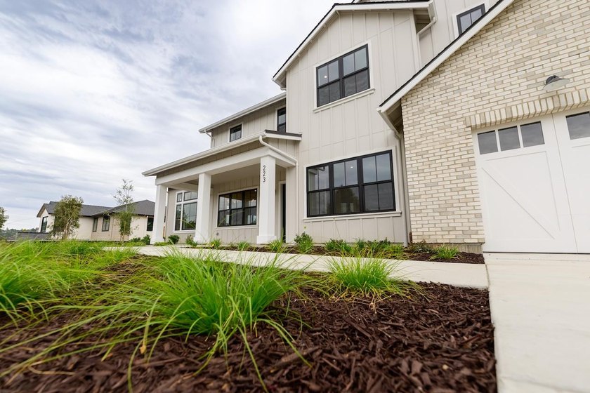Welcome to Altamonte at Sandraya Heights, where luxury - photo 11