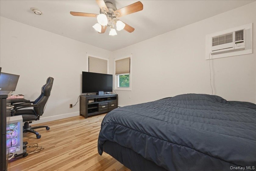 Beautifully maintained high-ranch home featuring 4 bedrooms and - photo 22