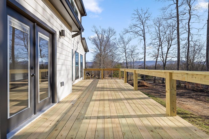 Crafted with an eye for refinement, this newly constructed home - photo 5
