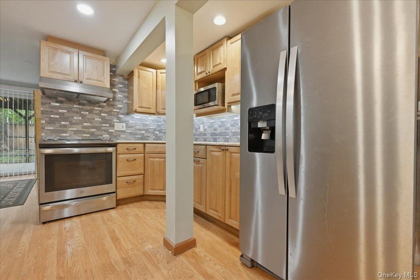 Beautifully maintained high-ranch home featuring 4 bedrooms and - photo 26