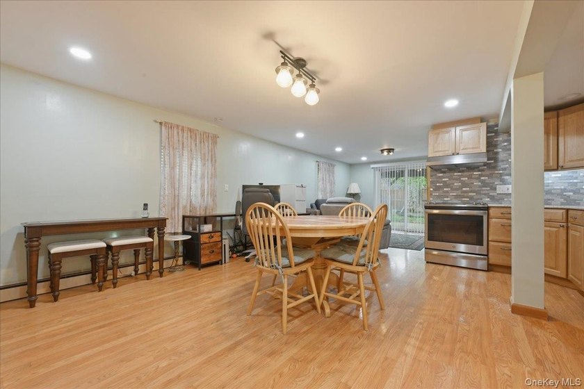 Beautifully maintained high-ranch home featuring 4 bedrooms and - photo 27