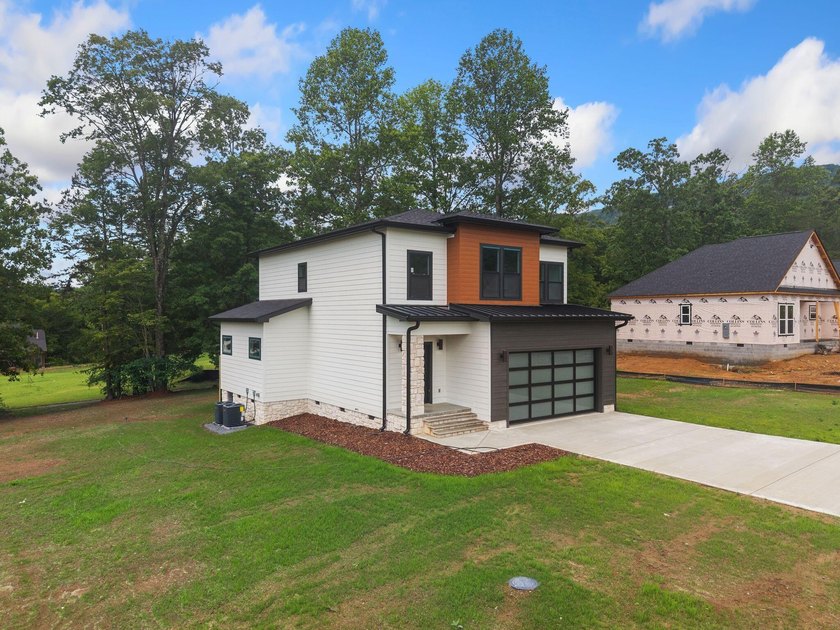 Crafted with an eye for refinement, this newly constructed home - photo 8