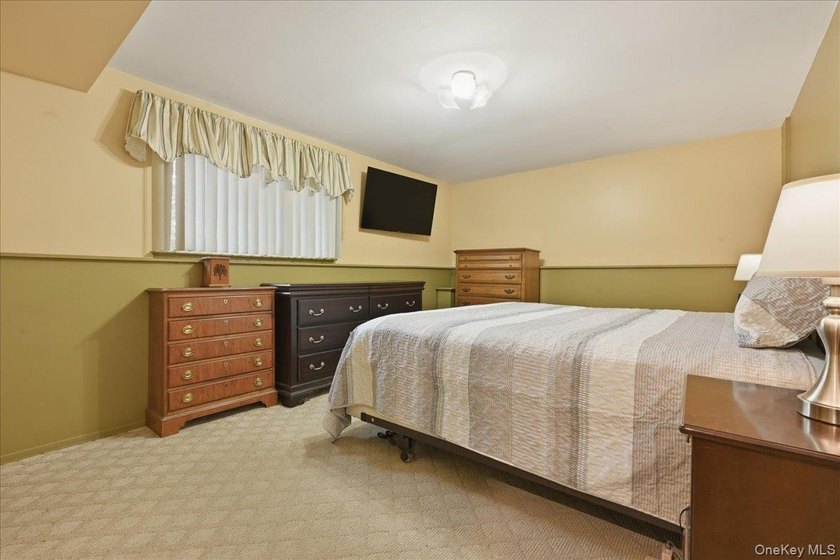 Beautifully maintained high-ranch home featuring 4 bedrooms and - photo 33