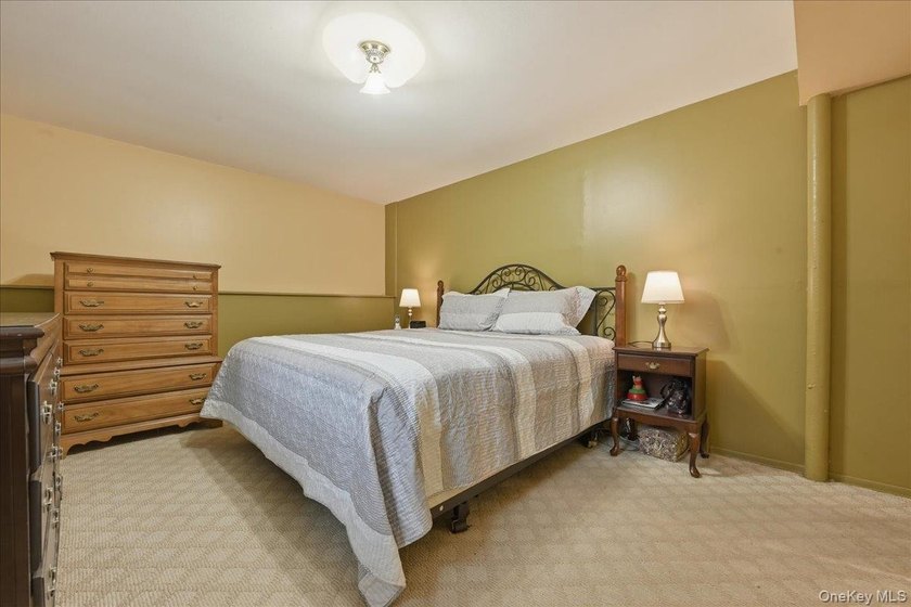 Beautifully maintained high-ranch home featuring 4 bedrooms and - photo 34