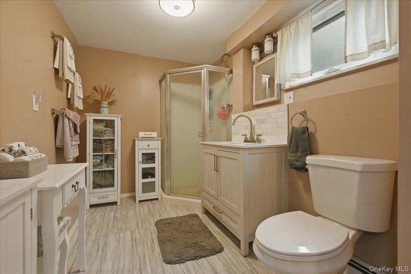 Beautifully maintained high-ranch home featuring 4 bedrooms and - photo 35