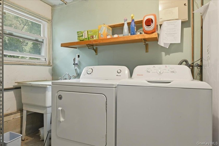 Beautifully maintained high-ranch home featuring 4 bedrooms and - photo 36