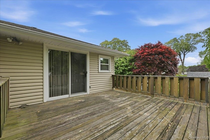 Beautifully maintained high-ranch home featuring 4 bedrooms and - photo 37