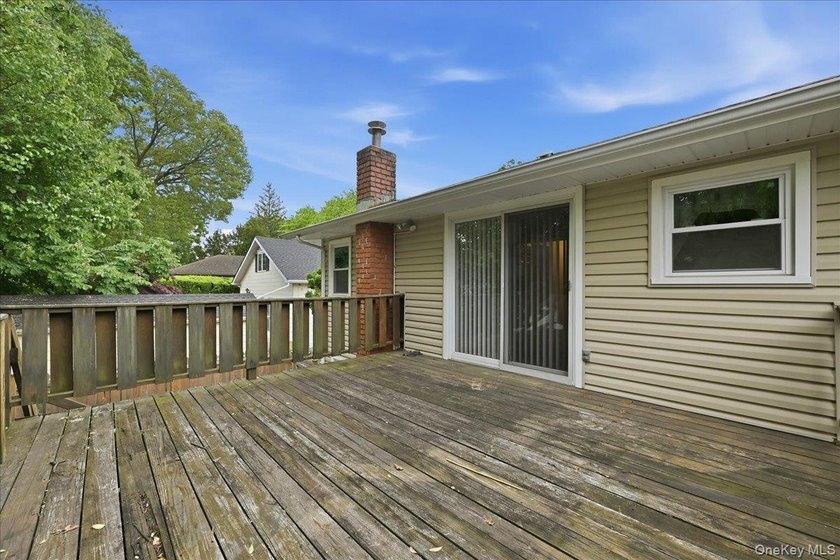 Beautifully maintained high-ranch home featuring 4 bedrooms and - photo 40