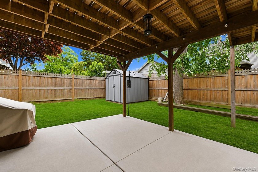 Beautifully maintained high-ranch home featuring 4 bedrooms and - photo 43