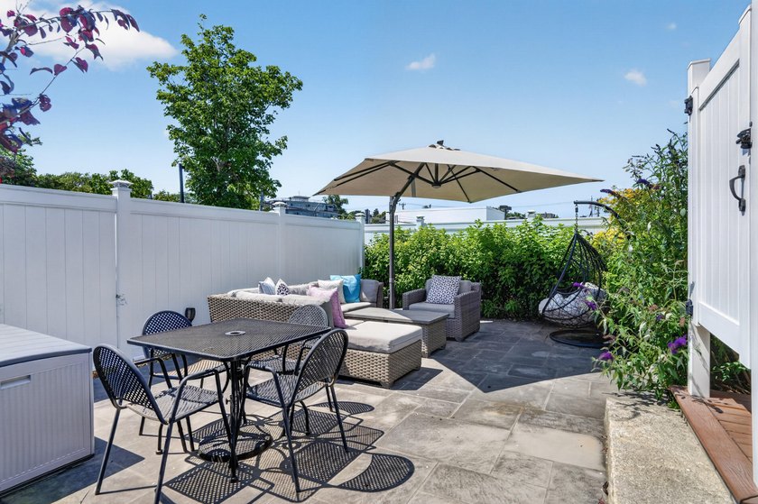 Rare downtown Vineyard Haven compound offering! A unique - photo 44