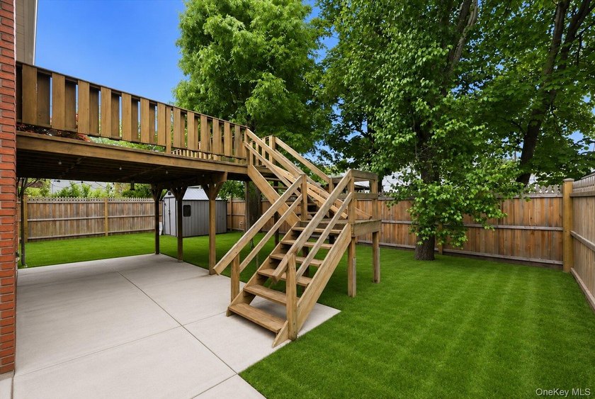 Beautifully maintained high-ranch home featuring 4 bedrooms and - photo 44