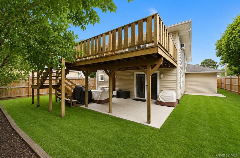 Beautifully maintained high-ranch home featuring 4 bedrooms and - photo 45