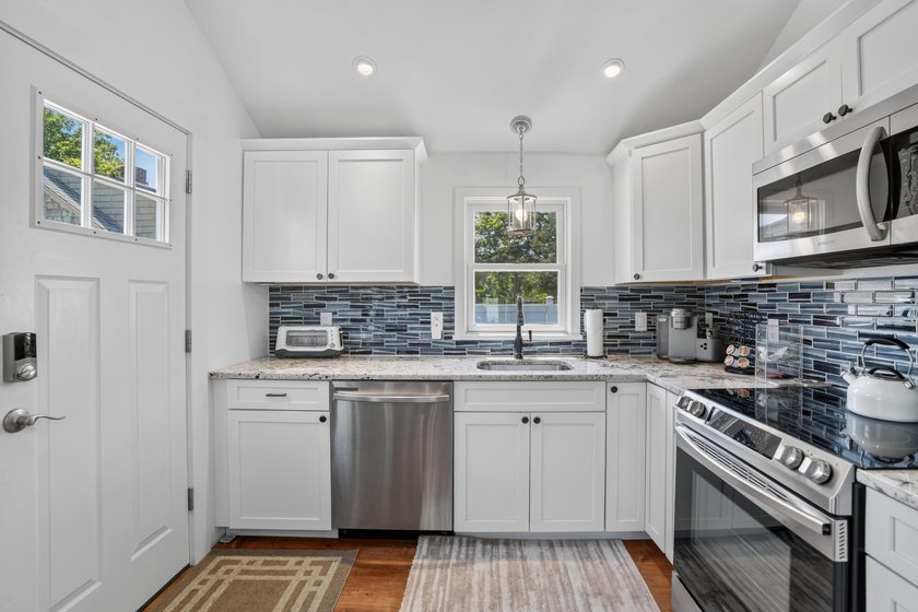 Rare downtown Vineyard Haven compound offering! A unique - photo 46