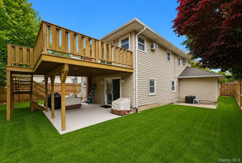 Beautifully maintained high-ranch home featuring 4 bedrooms and - photo 47