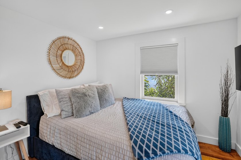 Rare downtown Vineyard Haven compound offering! A unique - photo 50