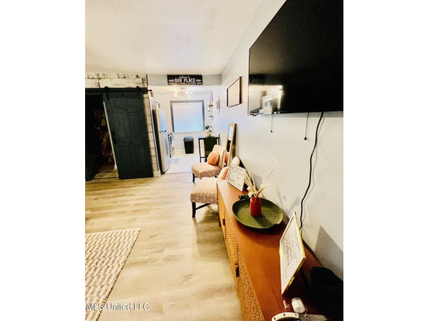 Gorgeous Studio ''Turn-Key Condo'' That's fully furnished and - photo 4