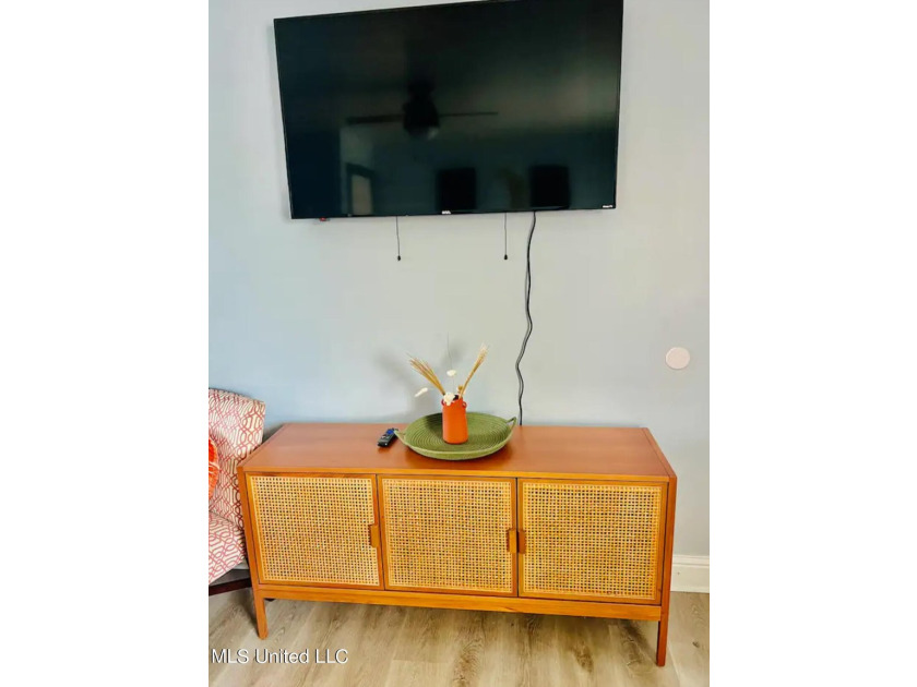 Gorgeous Studio ''Turn-Key Condo'' That's fully furnished and - photo 5