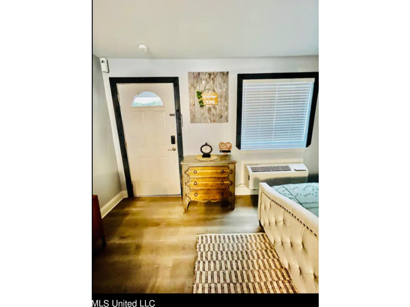 Gorgeous Studio ''Turn-Key Condo'' That's fully furnished and - photo 6