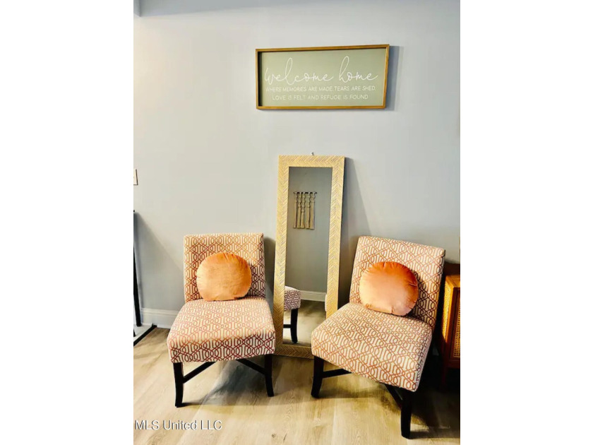 Gorgeous Studio ''Turn-Key Condo'' That's fully furnished and - photo 7