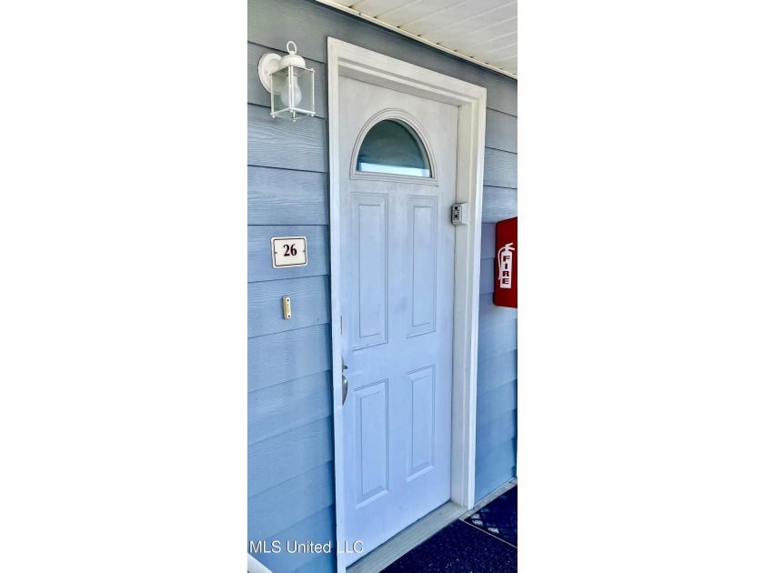 Gorgeous Studio ''Turn - Key Condo'' That's fully furnished and - photo 2