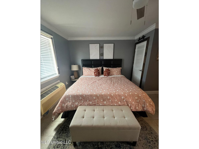 Gorgeous Studio ''Turn - Key Condo'' That's fully furnished and - photo 3