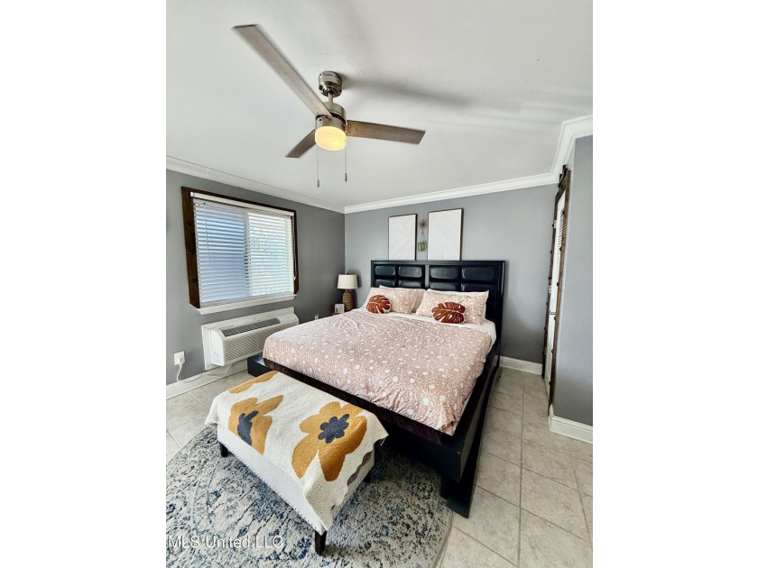 Gorgeous Studio ''Turn - Key Condo'' That's fully furnished and - photo 5