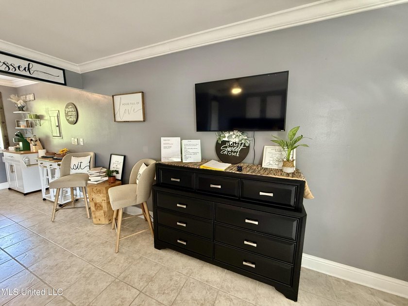 Gorgeous Studio ''Turn - Key Condo'' That's fully furnished and - photo 6