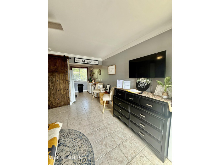 Gorgeous Studio ''Turn - Key Condo'' That's fully furnished and - photo 8