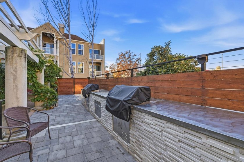 Rare loft-style condo just steps from the vibrant heart of - photo 38