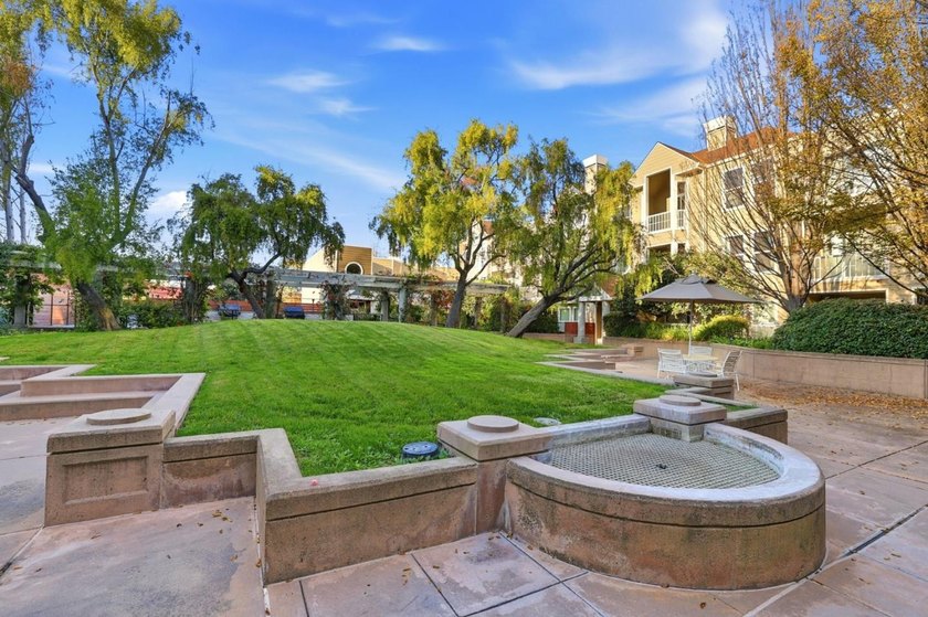 Rare loft-style condo just steps from the vibrant heart of - photo 41