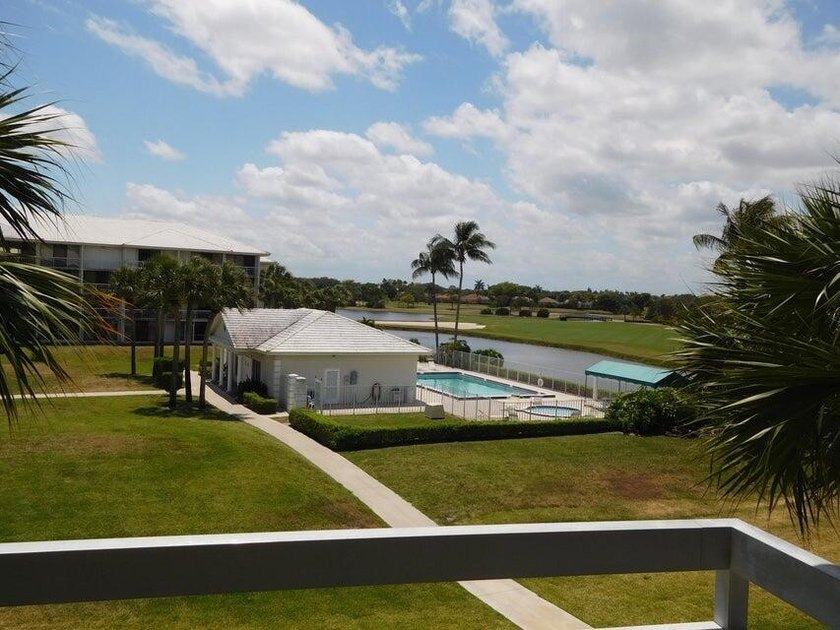 UPDATED 3RDFLOOR END UNIT WITH COURTYARD AND PARTIAL GOLF VIEWS - photo 11