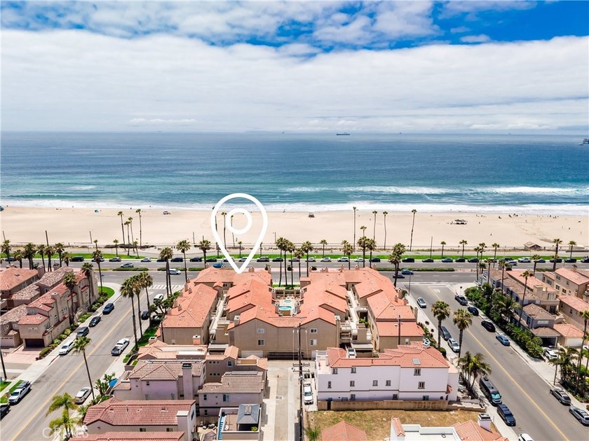 Welcome to coastal living at its finest. Perfectly positioned - photo 3