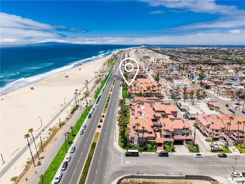 Welcome to coastal living at its finest. Perfectly positioned - photo 4