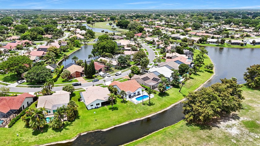 Stunning fully renovated 5-bedroom, 3-bathroom home in the - photo 2