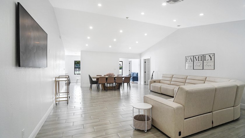 Stunning fully renovated 5-bedroom, 3-bathroom home in the - photo 8
