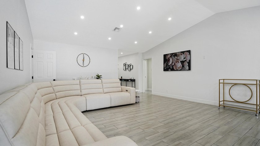 Stunning fully renovated 5-bedroom, 3-bathroom home in the - photo 10