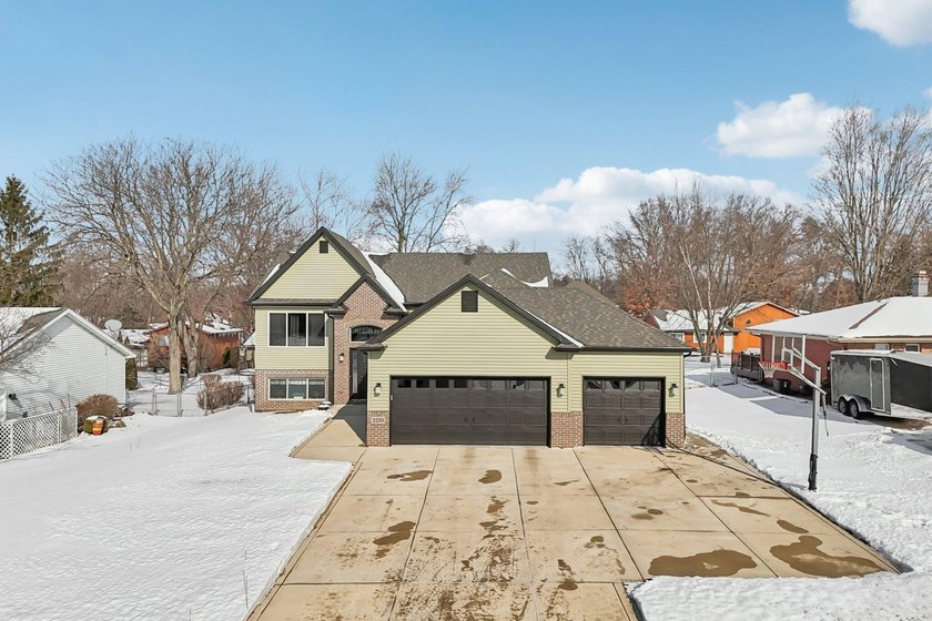 Beautifully maintained 4 bed, 3 bath home built in 2017, located - photo 40