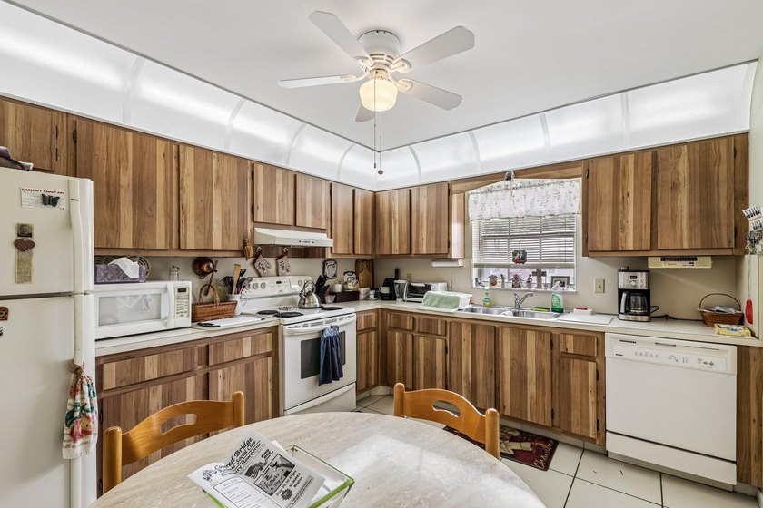 Welcome to this lovely, meticulously maintained 2-bedroom - photo 3