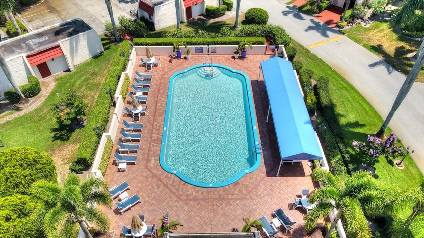 Beautifully renovated 2-bedroom, 2-bathroom first-floor condo in - photo 22