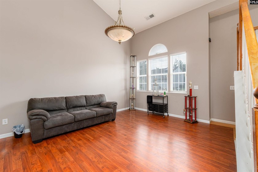 Welcome to 909 Murchison Drive! This spacious 3-bedroom, 2 - photo 4
